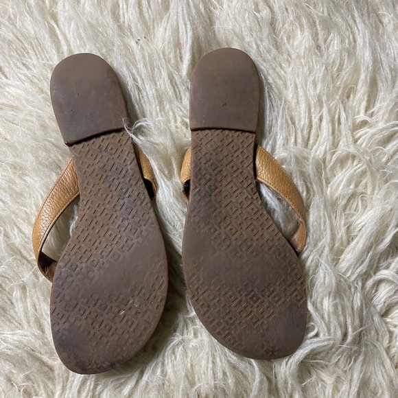 Tory Burch Thora Tan Tumbled Leather Gold Logo Flip Flop Thong Sandal - Picture 6 of 9